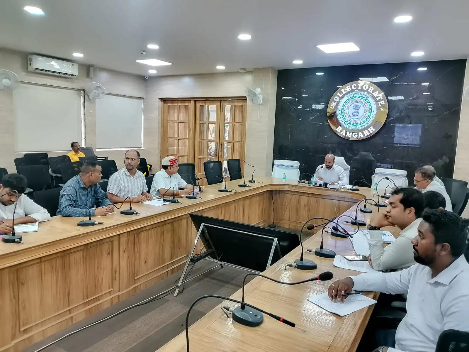 भू-अर्जन कार्यालय की समीक्षा में डीसी ने योजनाओं को गति देने का दिया निर्देश