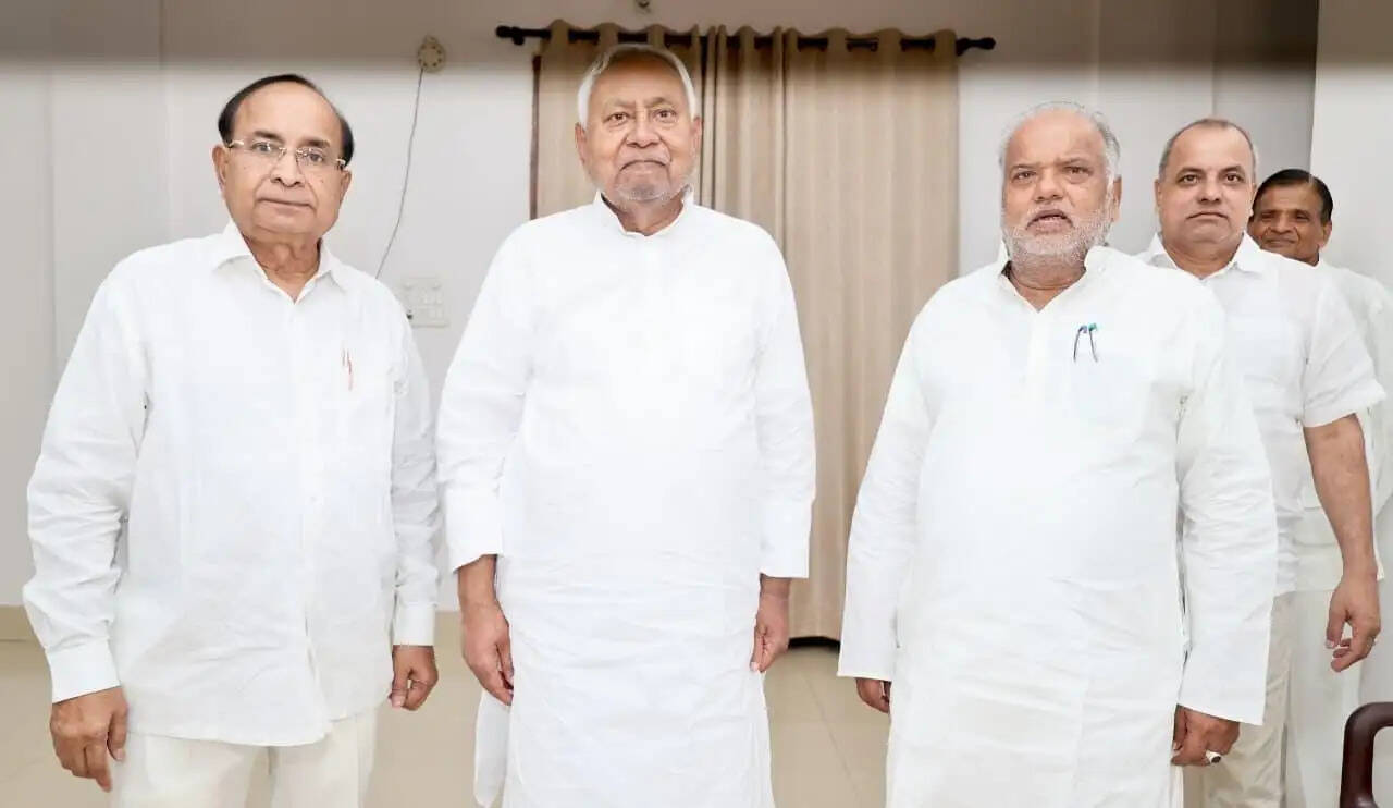 नीतीश कुमार ने&nbsp; बांकीपुर उपचुनाव पर&nbsp;श्रवण कुमार से लिया फीडबैक,नेताओं&nbsp;से&nbsp;की&nbsp;भेंट
