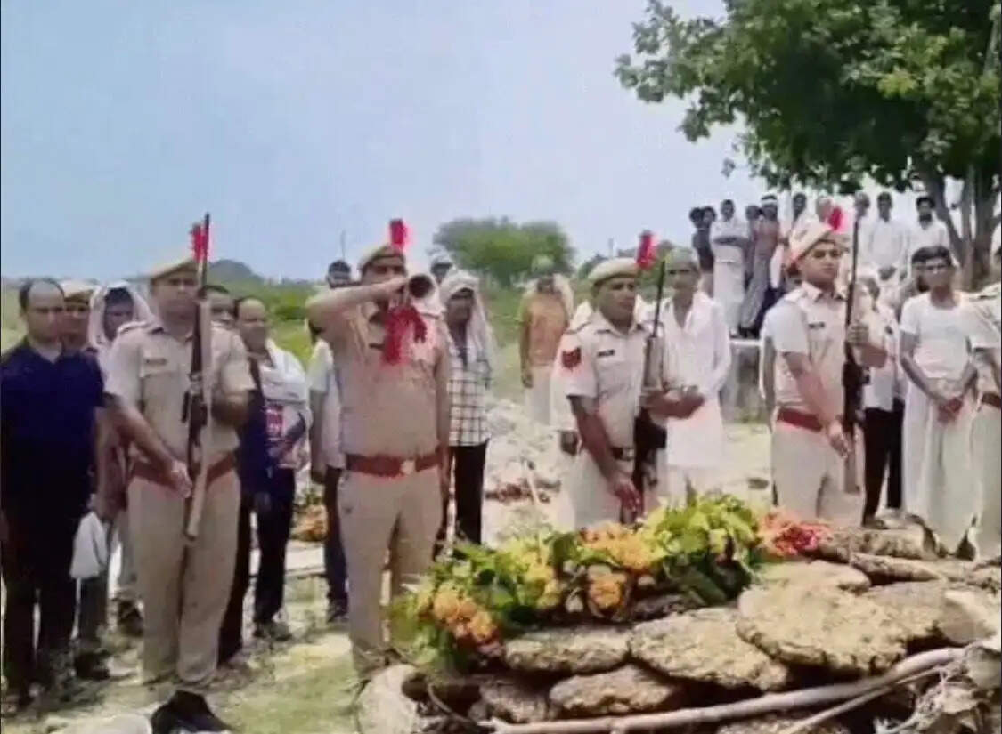 एसआई भर्ती की तैयारी कर रहे कांस्टेबल की हार्ट अटैक से मौत, राजकीय सम्मान के साथ हुआ अंतिम संस्कार