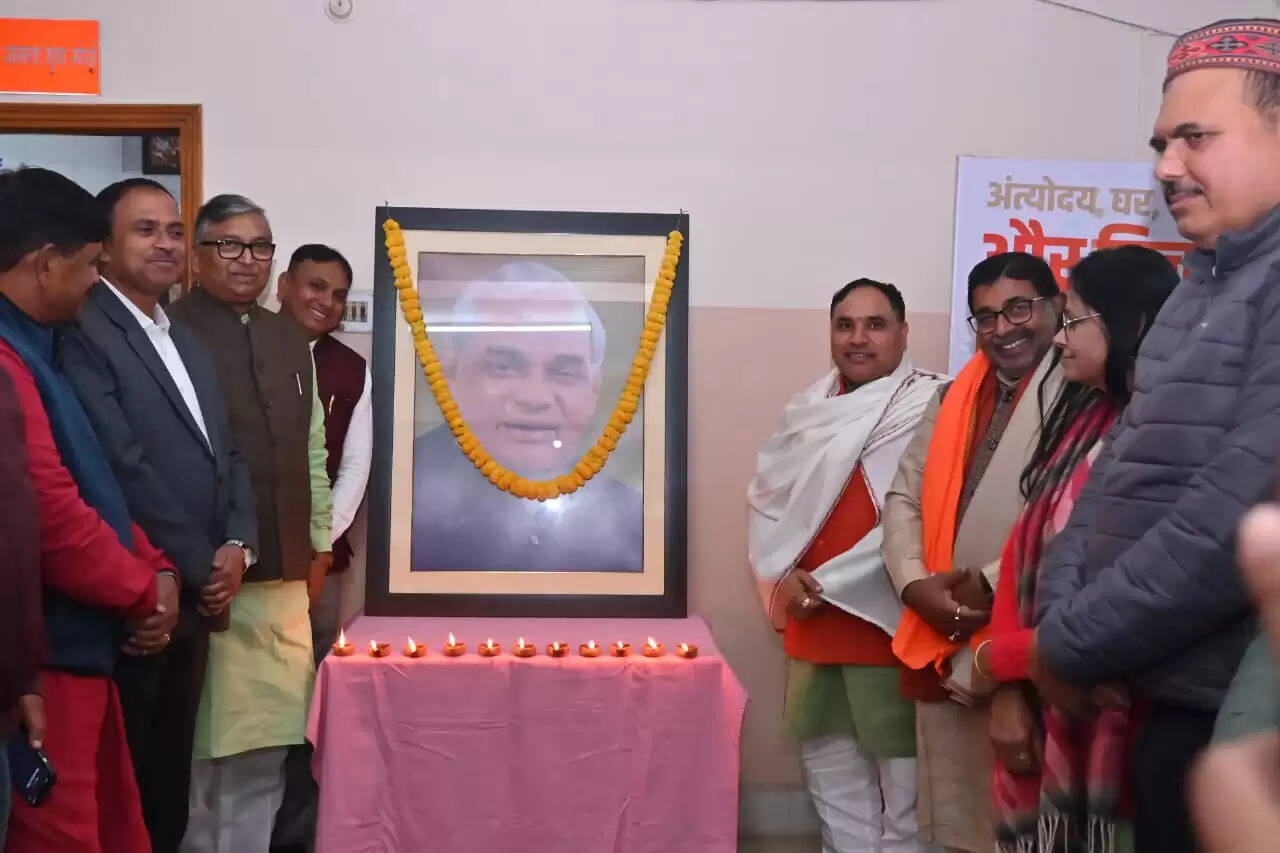 भाजपा ने अटल जयंती की पूर्व संध्या पर प्रदेश कार्यालय सहित सभी जिला कार्यालयों में मनाया दीपोत्सव