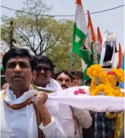झाबुआ: हैंडपंप की शवयात्रा में महिलाएं भी हुई शामिल, जल समस्या के संदर्भ में मटकी फोड़ कर जताया विरोध