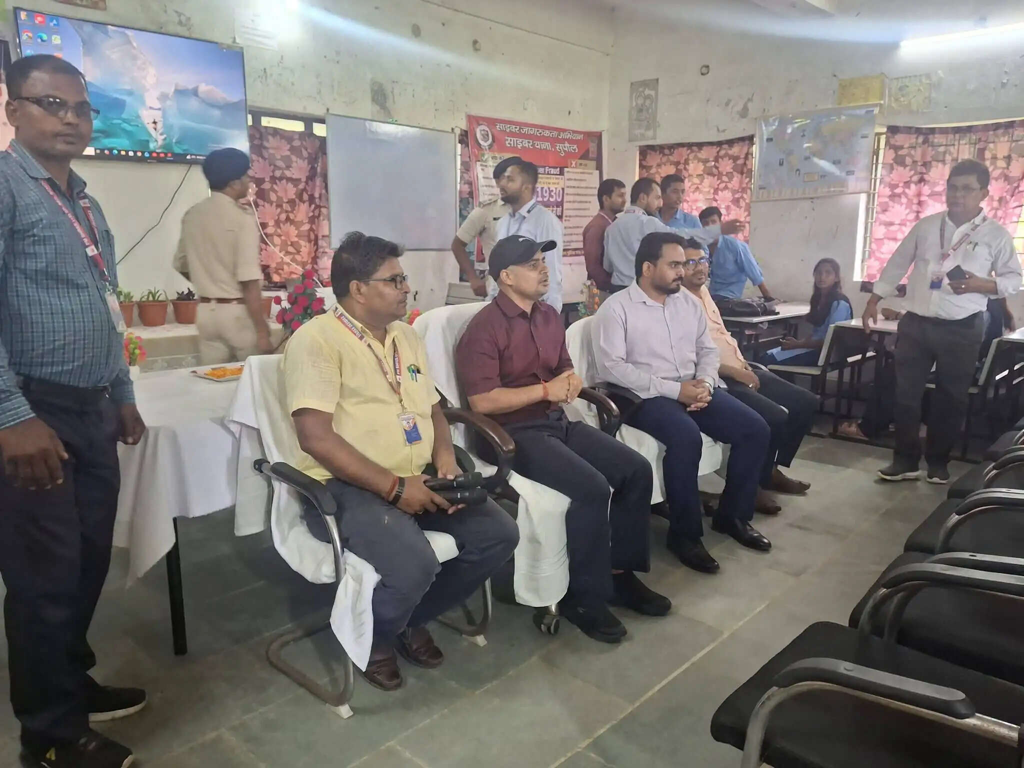 साइबर अपराध से बचाव का सबसे बड़ा हथियार जागरूकता : डीएम