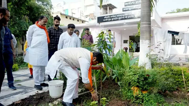 मप्रः खाद्य मंत्री राजपूत ने माँ की पुण्यतिथि पर वृद्धाश्रम में बुजुर्गों को किया सम्मानित