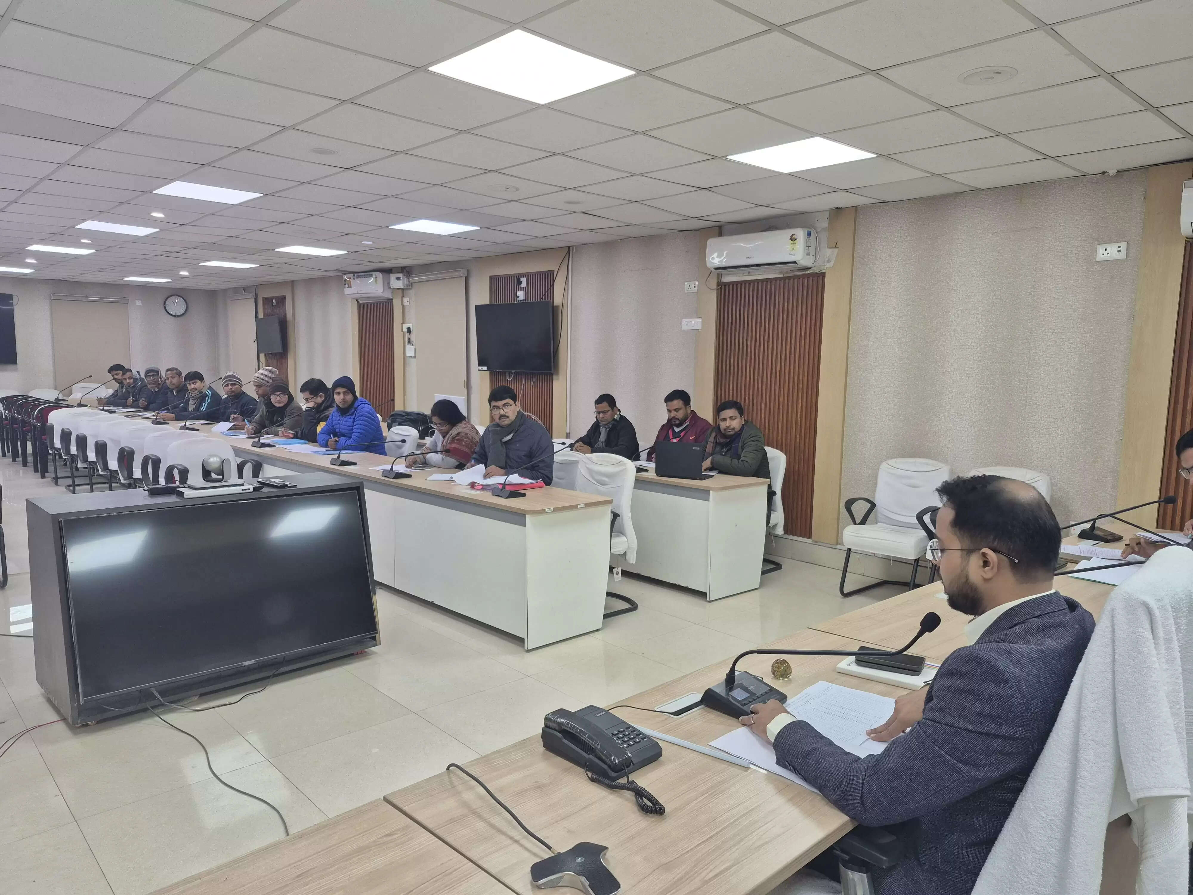 जिलाधिकारी ने धान अधिप्राप्ति में तेजी लाने का दिया निर्देश