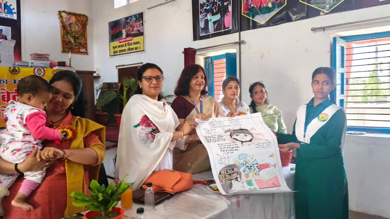 छात्राओं को दी करियर संबंधित जानकारी