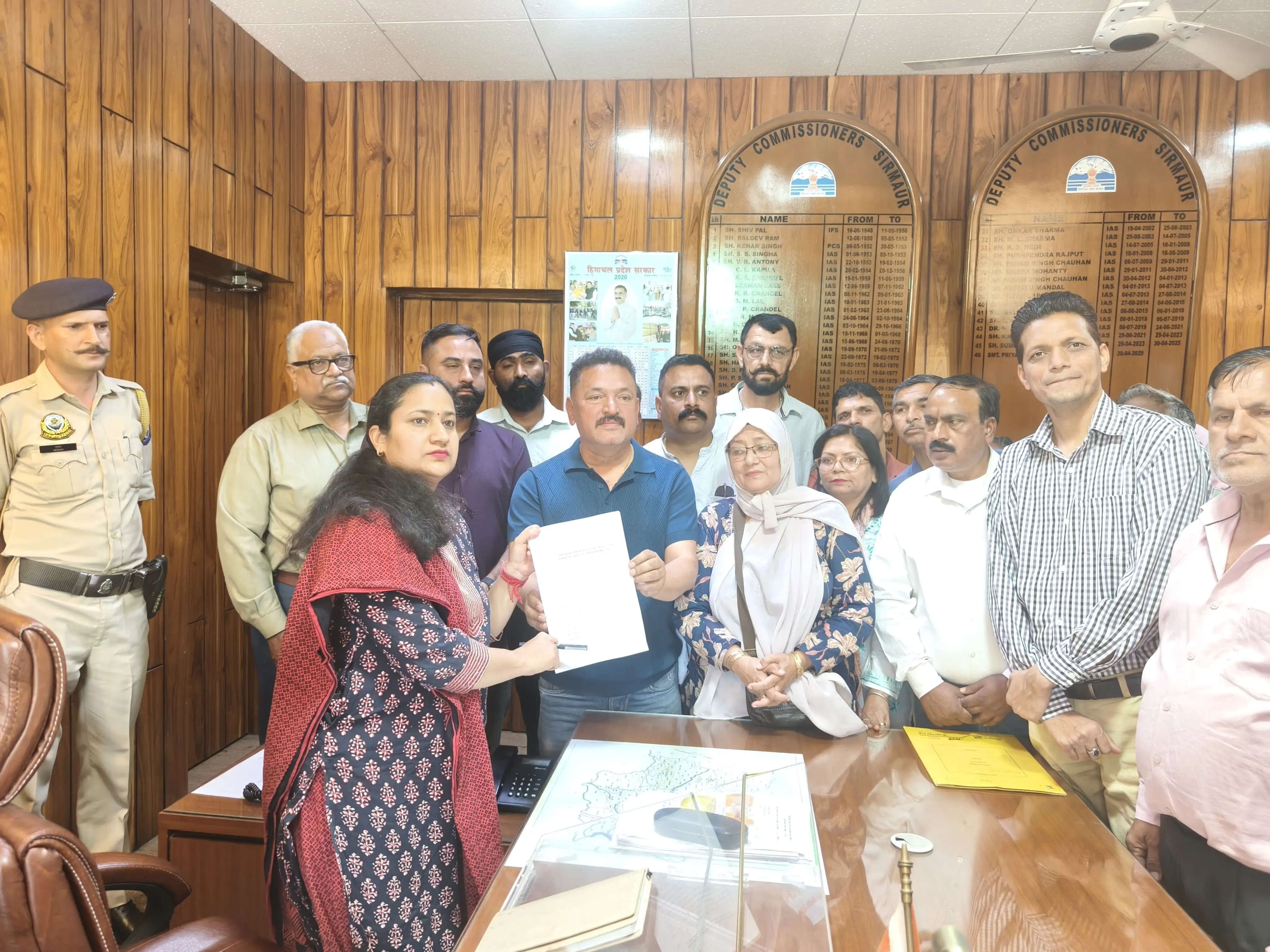 कांग्रेस कार्यकर्ताओं ने डीसी सिरमौर को सौंपा ज्ञापन, शिलान्यास पटीकाएँ तोड़ने वालों पर कार्रवाई की मांग