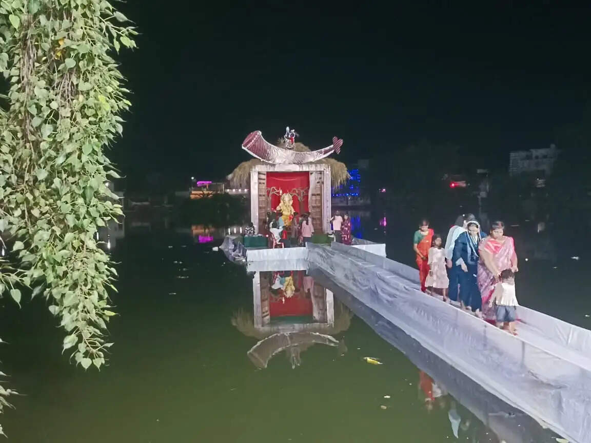 धमतरी में तालाब के बीचो-बीच विराजे गणपति, दर्शन को दूर दूर से पहुंच रहे श्रद्धालु।