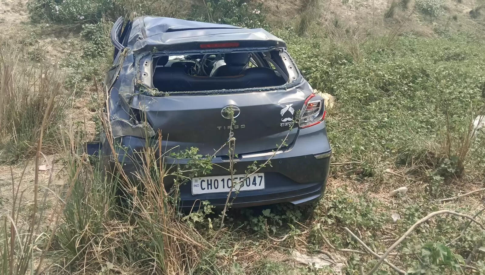 बाराबंकी : गड्ढे में कार पलटने से दंपति की मौत