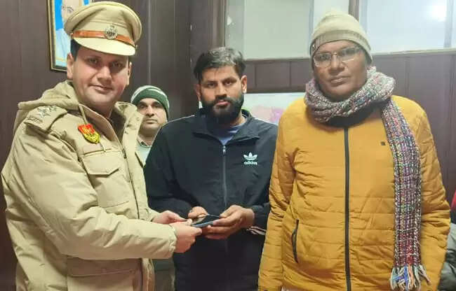 सोनीपत पुलिस ने 37 गुमशुदा मोबाइल बरामद कर मालिकों को सौंपे