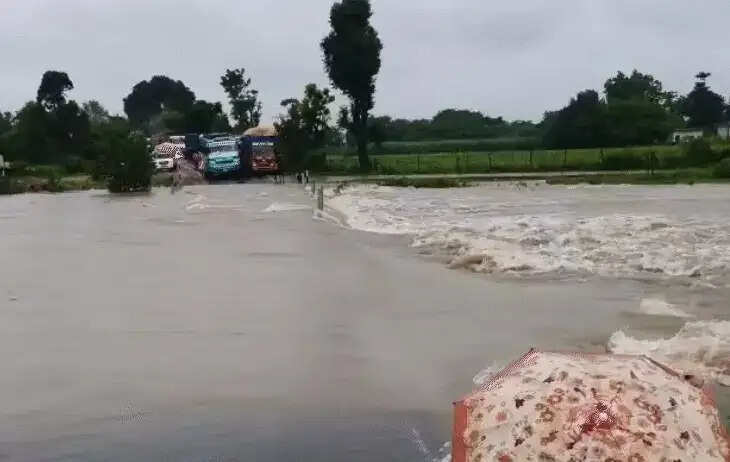 मध्य प्रदेश में बारिश से बिगड़े हालात, इंदौर में धंसी सड़क- छतरपुर में स्कूल बंद, मुरैना में डूबे 2 युवकों के मिले शव
