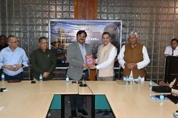 अंतर्राष्ट्रीय शिमला ग्रीष्मोत्सव के दूसरे दिन गेयटी थियेटर में हुआ पहाड़ी कवि सम्मेलन का आयोजन