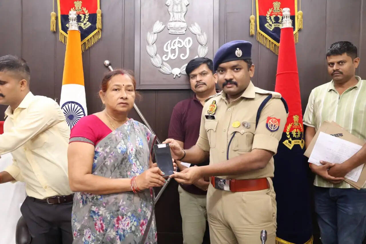 अमेठी : मालिकों को लौटाए 217 गुम मोबाइल
