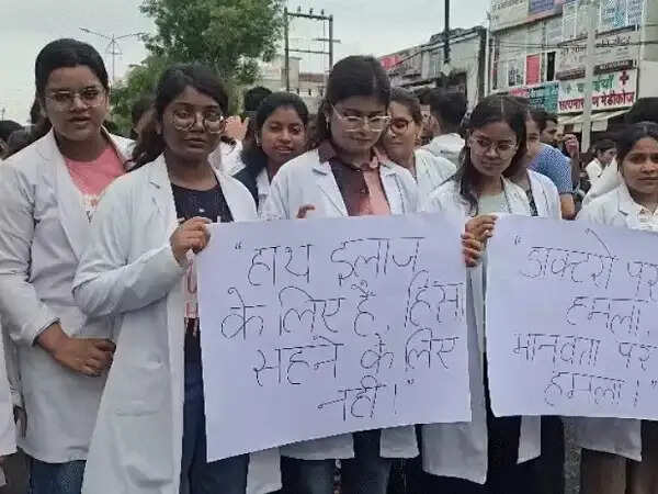 सागर:&nbsp;बुंदेलखंड मेडिकल कॉलेज&nbsp;में महिला डॉक्टर-नर्स से अभद्रता का आरोप, भाजपा नेता पर छेड़छाड़ की एफआईआर