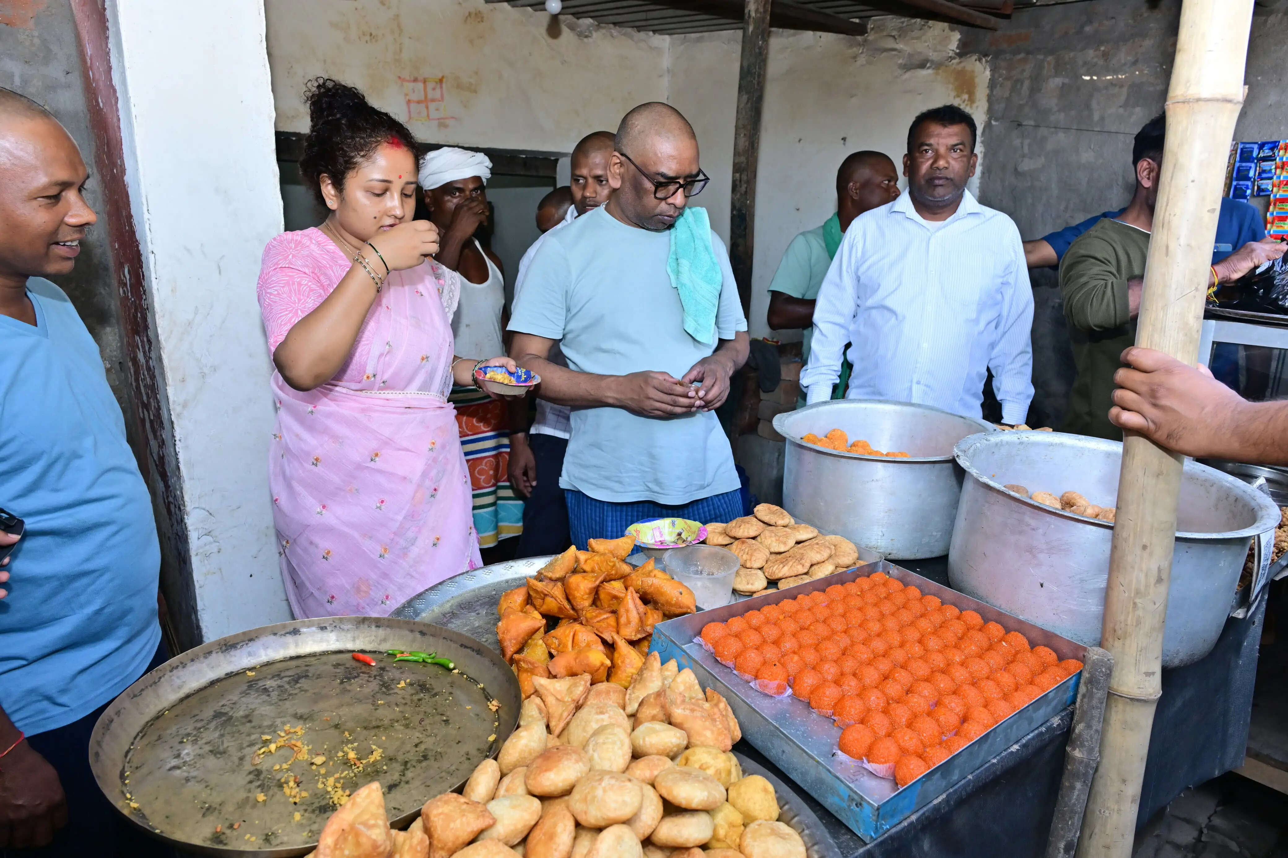 मुख्यमंत्री हेमंत सोरेन ने कसमार-बरलंगा मुख्य सड़क का किया निरीक्षण, चाय-पकौड़ी का भी लिया स्वाद