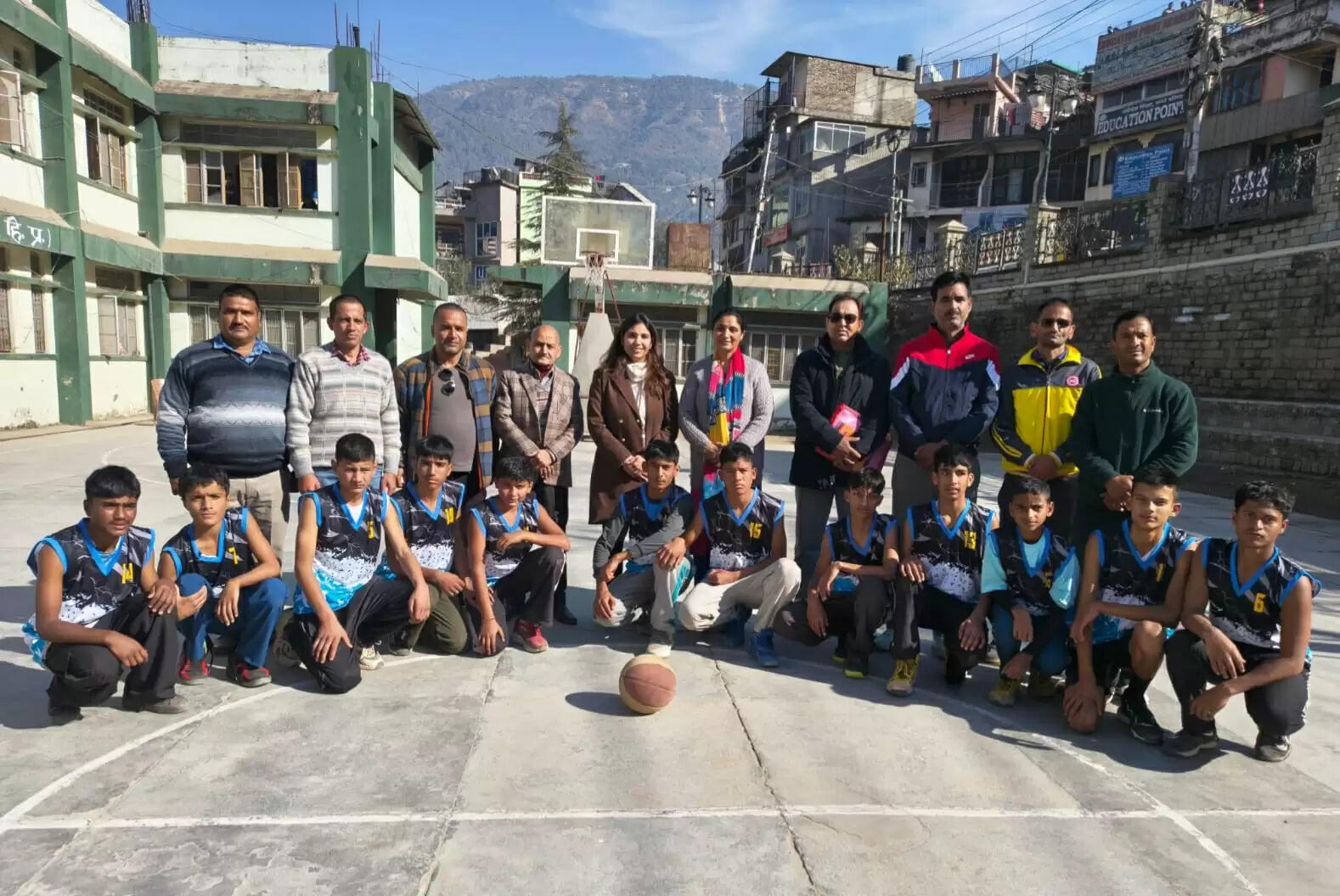 बास्केटबाल में राष्ट्रीय स्तर पर खेलेंगे हिमाचल के 12 छात्र खिलाड़ी, एसपी साक्षी वर्मा ने दिए जरूरी टिप्स, बढ़ाया हौंसला