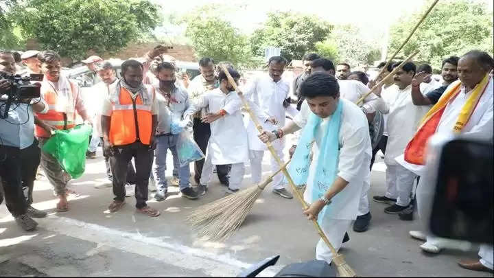 ग्वालियरः केन्द्रीय मंत्री सिंधिया ने इटालियन गार्डन मार्ग पर लगाई झाड़ू