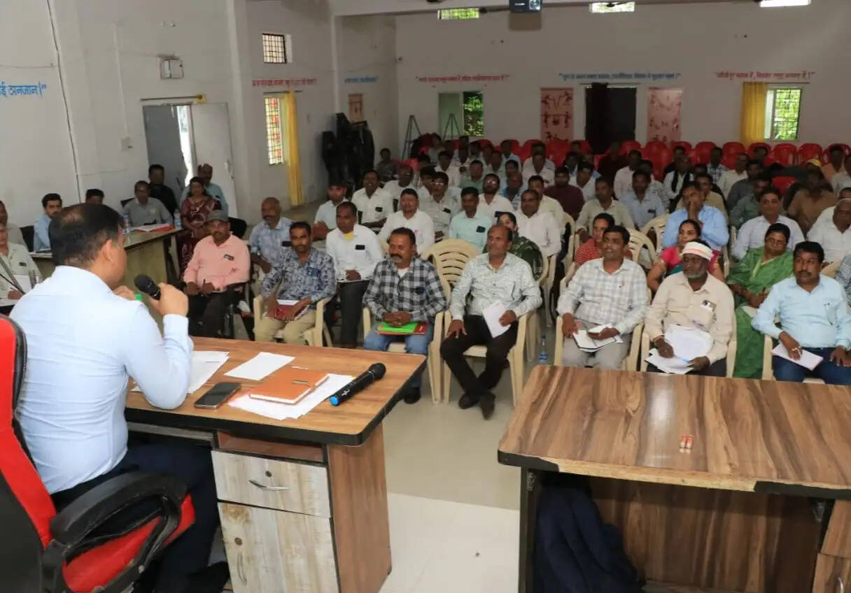 झाबुआ: सेवा भाव से कार्य का मिलेगा पुरस्कार, अनियमितता पर होगी सख्त कार्रवाई - कलेक्टर डॉ. भरसट