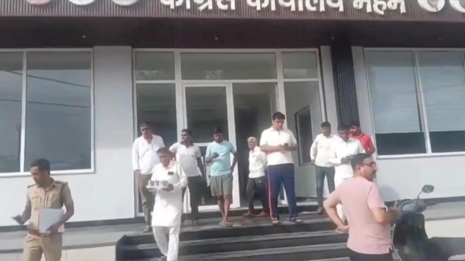 कांग्रेस विधायक के कार्यालय पर फायरिंग के आरोपियों की गिरफ्तारी को आठ टीमों का गठन
