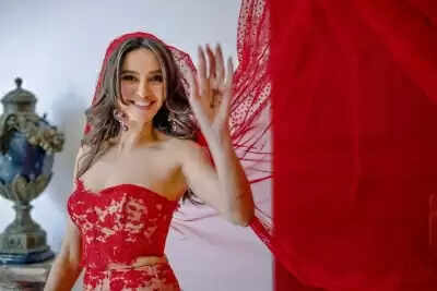 सोशल मीडिया अकाउंट पर शिबानी दांडेकर ने नाम के पीछे अख्तर जोड़ा