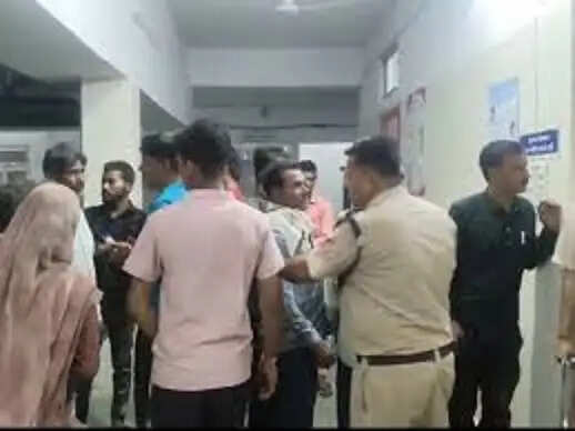 टीकमगढ़:&nbsp;तेज रफ्तार बुलेरो की टक्कर से ट्रैक्टर-ट्रॉली पलटी, 22 श्रद्धालु घायल, 7 की हालत गंभीर