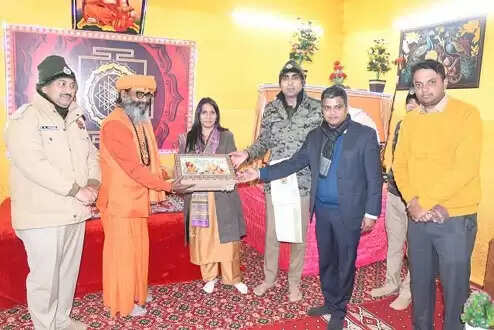 अफसरों ने संतों से मिलकर जाना मेले का हाल, लिया आशीर्वाद