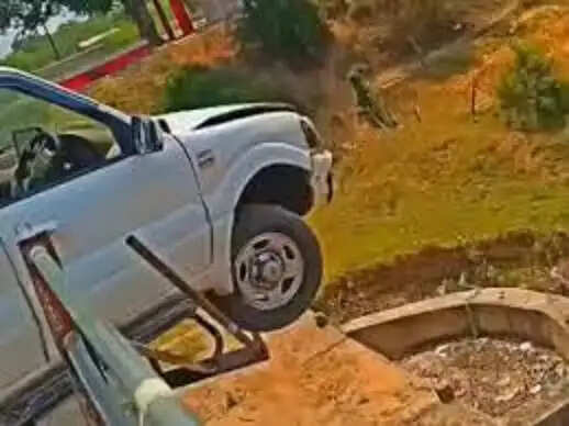 सतना में रेलिंग तोड़कर&nbsp;पुल पर लटकी सफारी कार,&nbsp;रील के चक्कर में&nbsp;नागौद में 4 नाबालिग कर रहे थे स्टंट