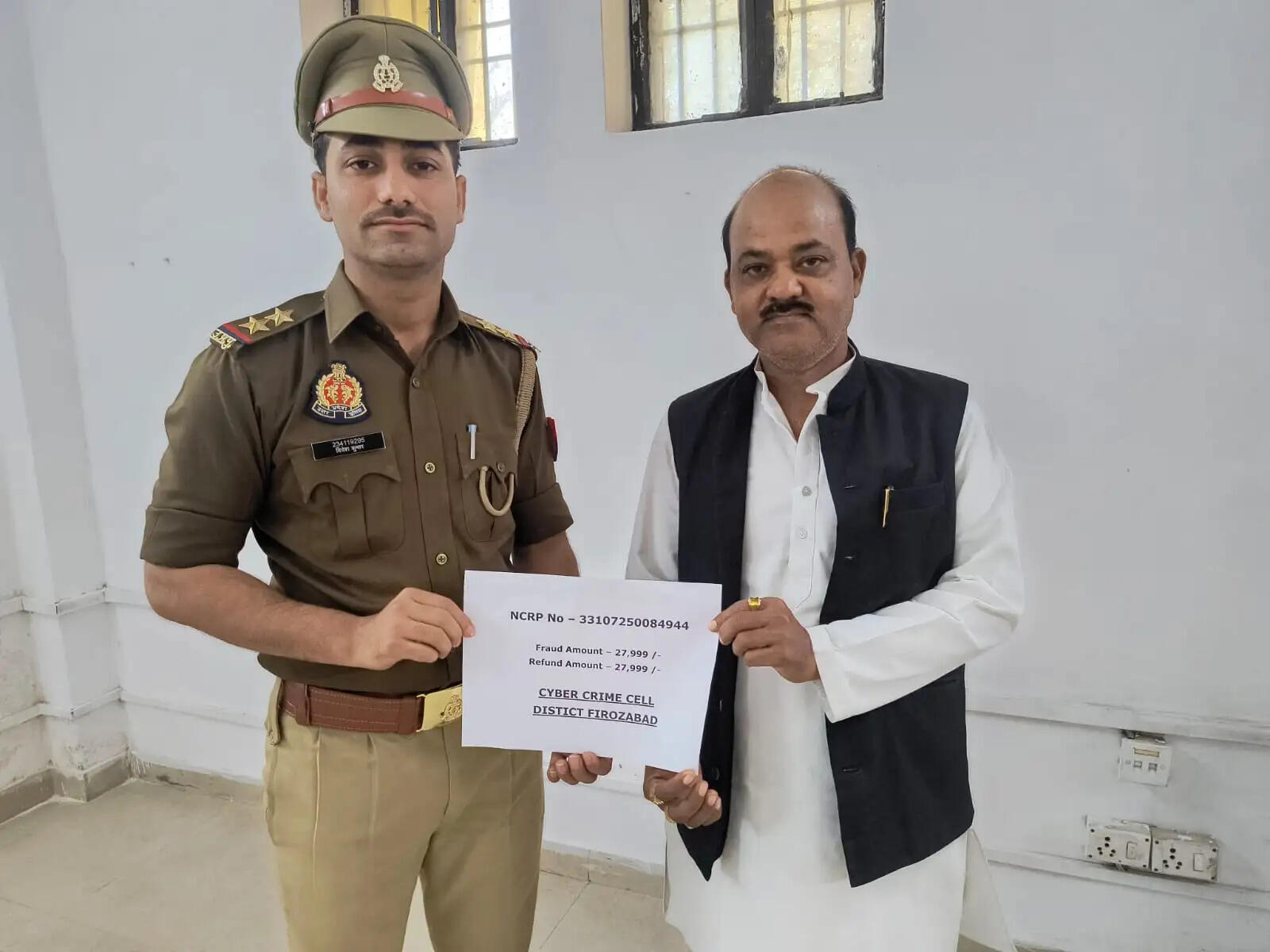 नकदी व आभूषण का बैग पाकर पीड़िताें के चेहरे पर आई खुशी, पुलिस की सराहना