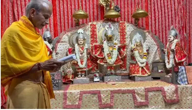 मंदिर श्री रामचंद्र जी में नव संवत्सर के दिन श्री ठाकुर जी को सुनाया पंचांग