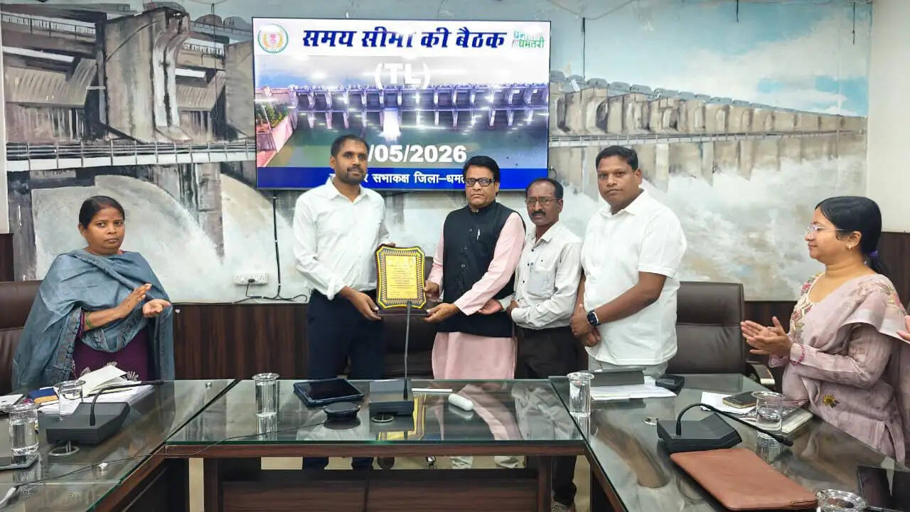 पंचायत एडवांसमेंट इंडेक्स में धमतरी की मंदरौद और खम्हरिया पंचायत का शानदार प्रदर्शन, सरपंच और सचिव सम्मानित