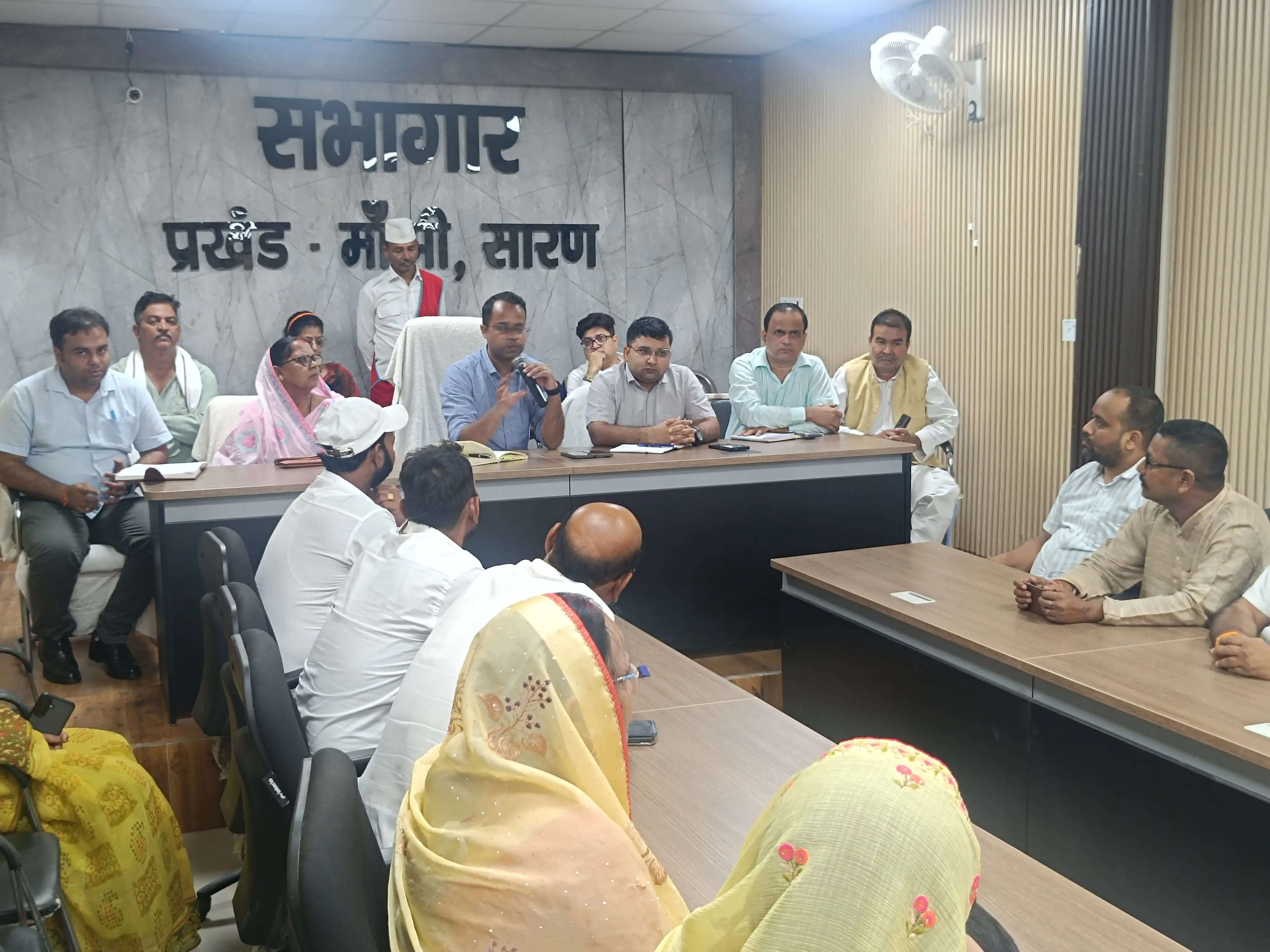 मांझी प्रखंड में मिशन कायाकल्प के तहत विकास योजनाओं के चयन हेतु जनप्रतिनिधियों की हुई बैठक