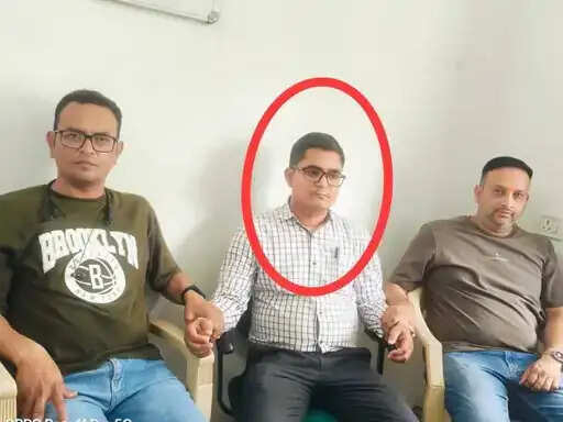 इंदौर:&nbsp;सोलर पैनल की फाइल आगे बढ़ाने के लिए 80 हजार मांगे, लाेकायुक्त&nbsp;ने&nbsp;40 हजार लेते बिजली कंपनी&nbsp;के जेई&nbsp;काे&nbsp;किया गिरफ्तार