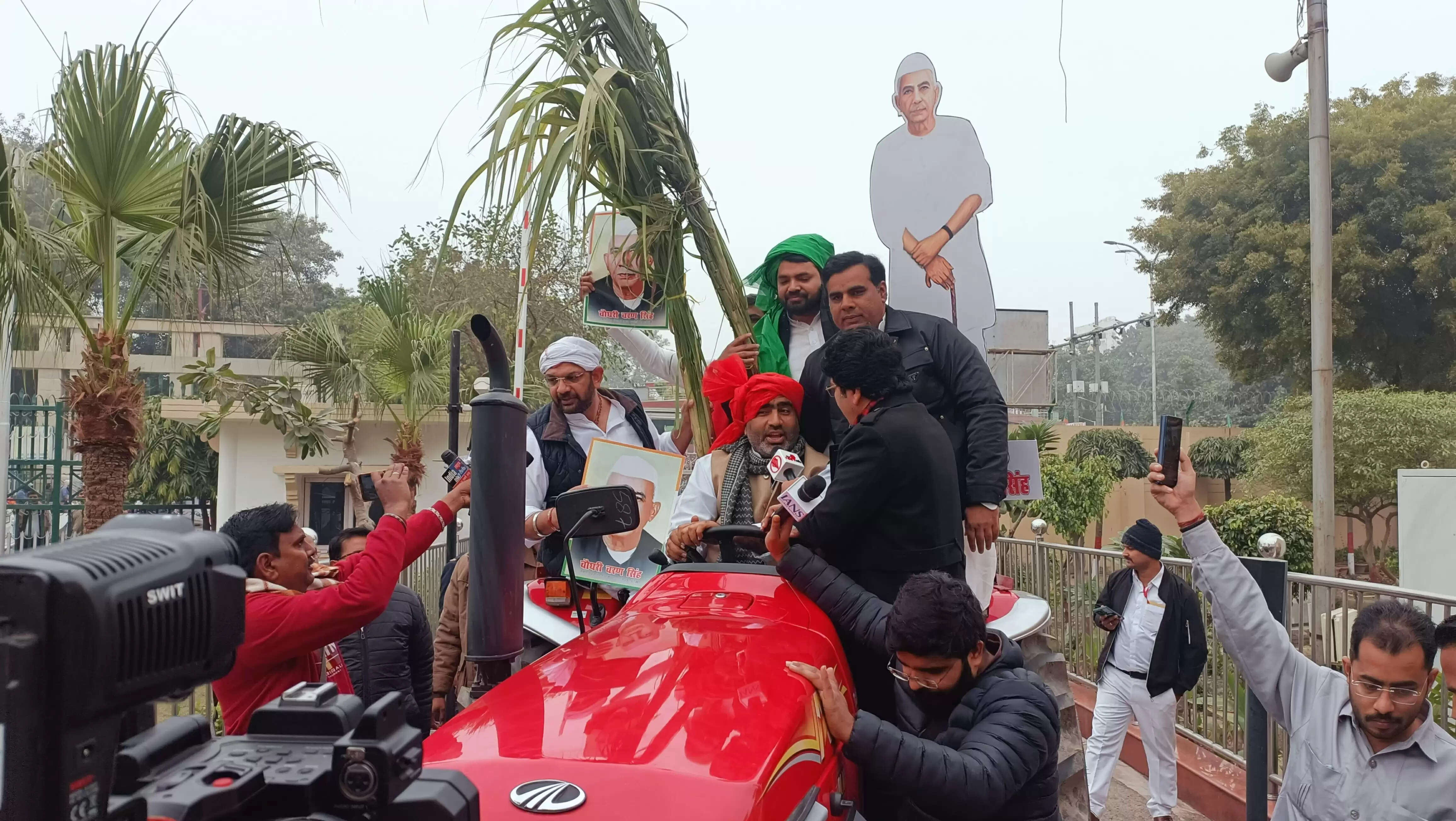 ट्रैक्टर से विधान सभा पहुंचे सपा विधायक अतुल प्रधान