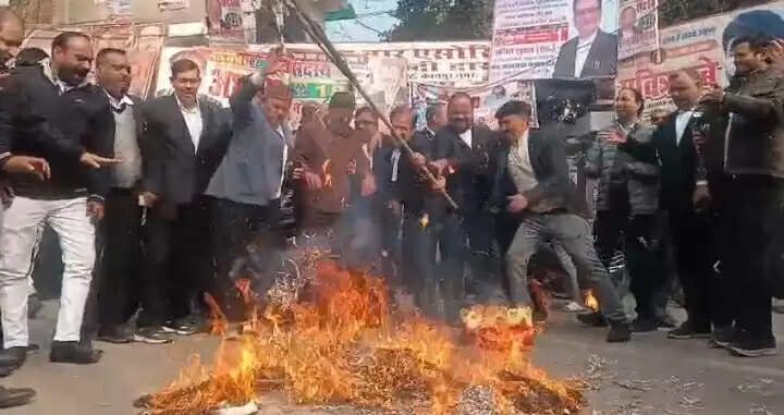 बांग्लादेश में हिन्दू समुदाय पर अत्याचार का विराेध, वकीलाें ने यूनुस का फूंका पुतला