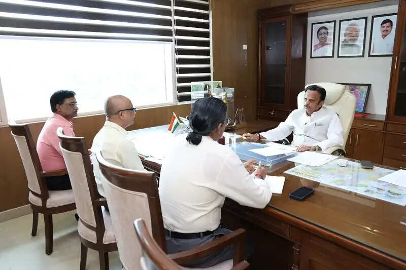 सभी स्वास्थ्य केंद्रों तक सुषेण योजना के विस्तार के लिए करें आवश्यक व्यवस्थाएं: उप मुख्यमंत्री शुक्ल
