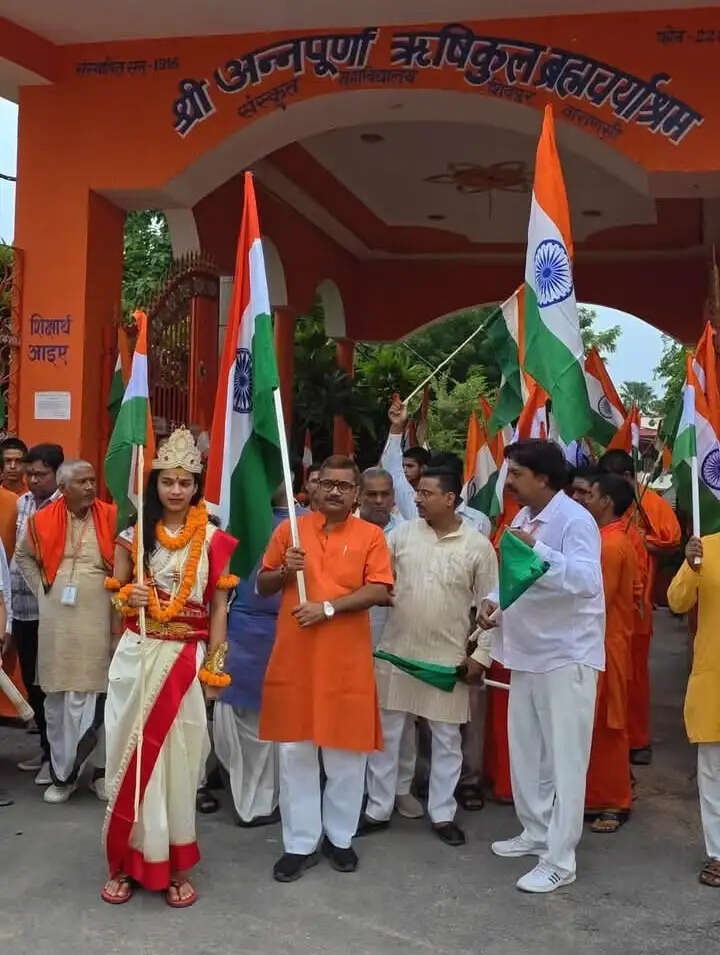 भारत माता पूजन के साथ विधायक डॉ नीलकंठ ने की तिरंगा यात्रा की शुरुआत