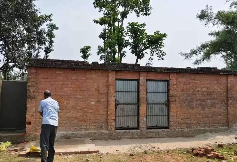 राघोपुर के स्कूल में शौचालय निर्माण में अनियमितता, घटिया ईंट और बालू के इस्तेमाल का आरोप