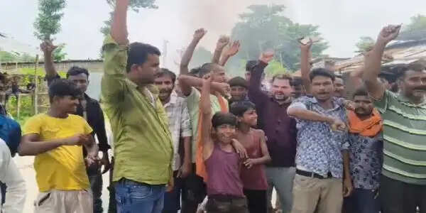 भीषण गर्मी के बीच बिजली आपूर्ति बाधित रहने के खिलाफ आक्रोशित ग्रामीणों ने किया सड़क जाम