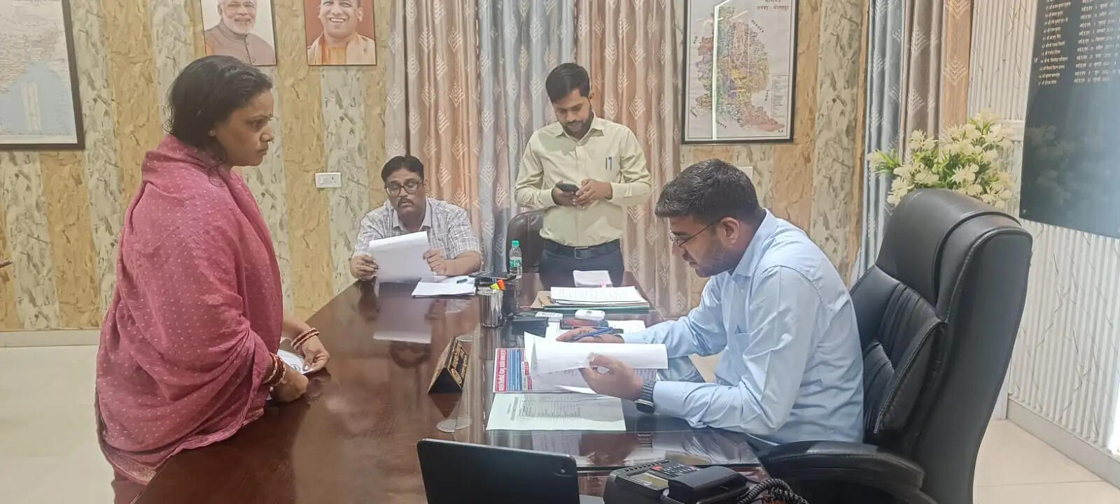 एक व्यक्ति, दो नाम और दो पिता! डीएम के दरबार में पहुंची शिकायत ने खोली प्रशासनिक तंत्र की पाेल