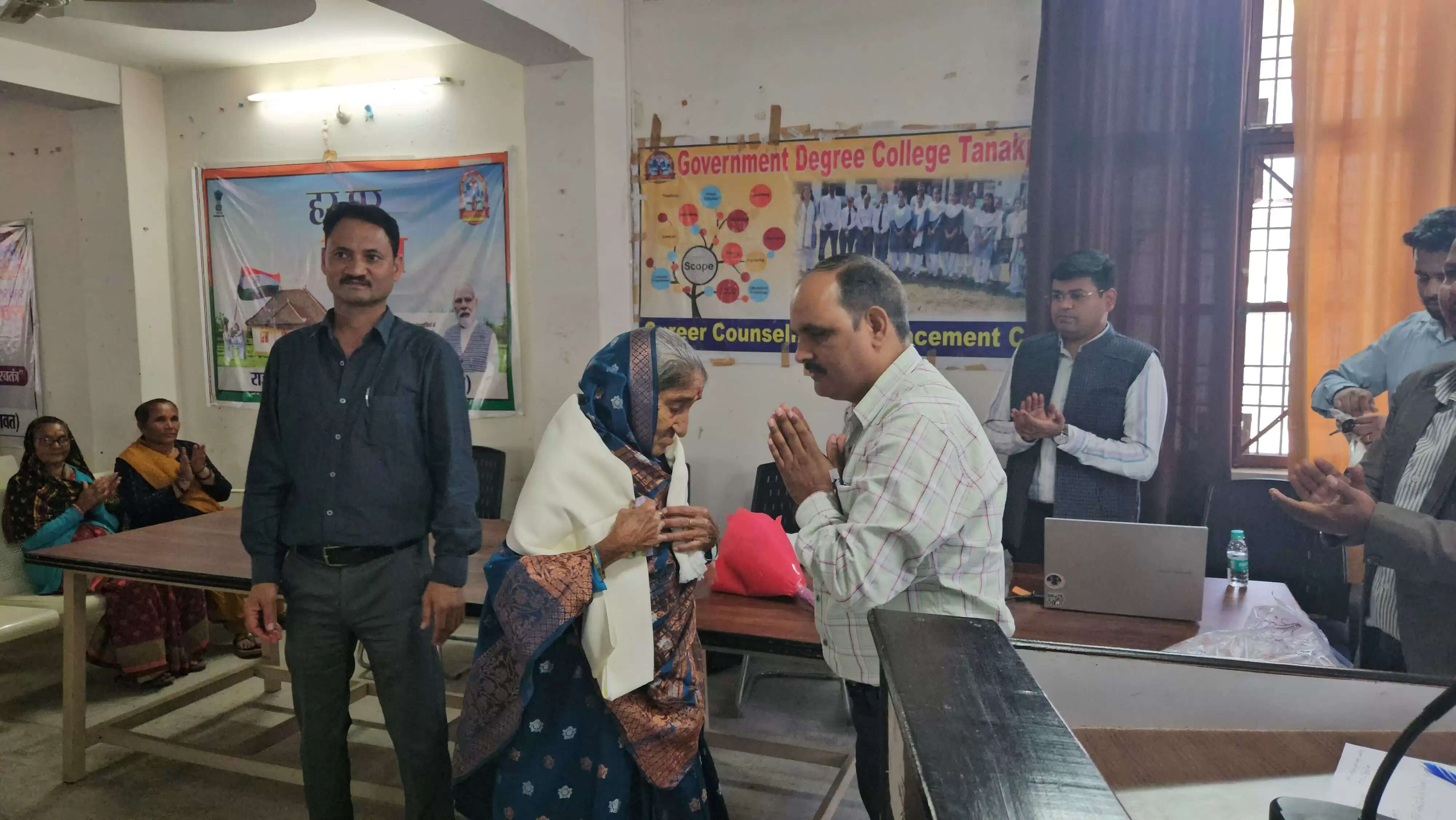 टनकपुर में ई-पेंशन व स्वास्थ्य शिविर, 106 वर्षीय चीमा देवी बनीं आकर्षण का केंद्र