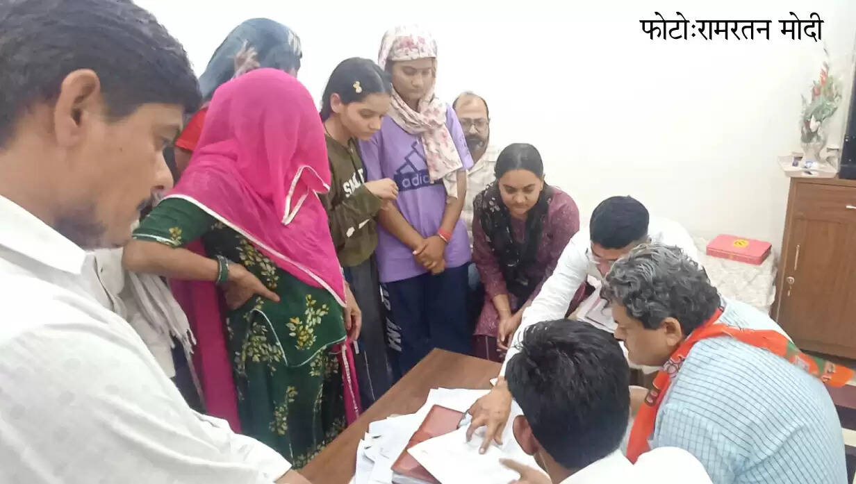 केबिनेट मंत्री सुमित गोदारा ने&nbsp;की मैराथन जनसुनवाई,&nbsp;चार घंटे&nbsp;में आए ढाई सौ प्रकरण