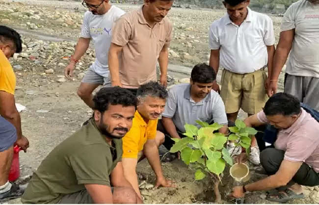 संघ शिक्षा वर्ग में औषधीय पौधरोपण कर पर्यावरण संरक्षण का दिया संदेश