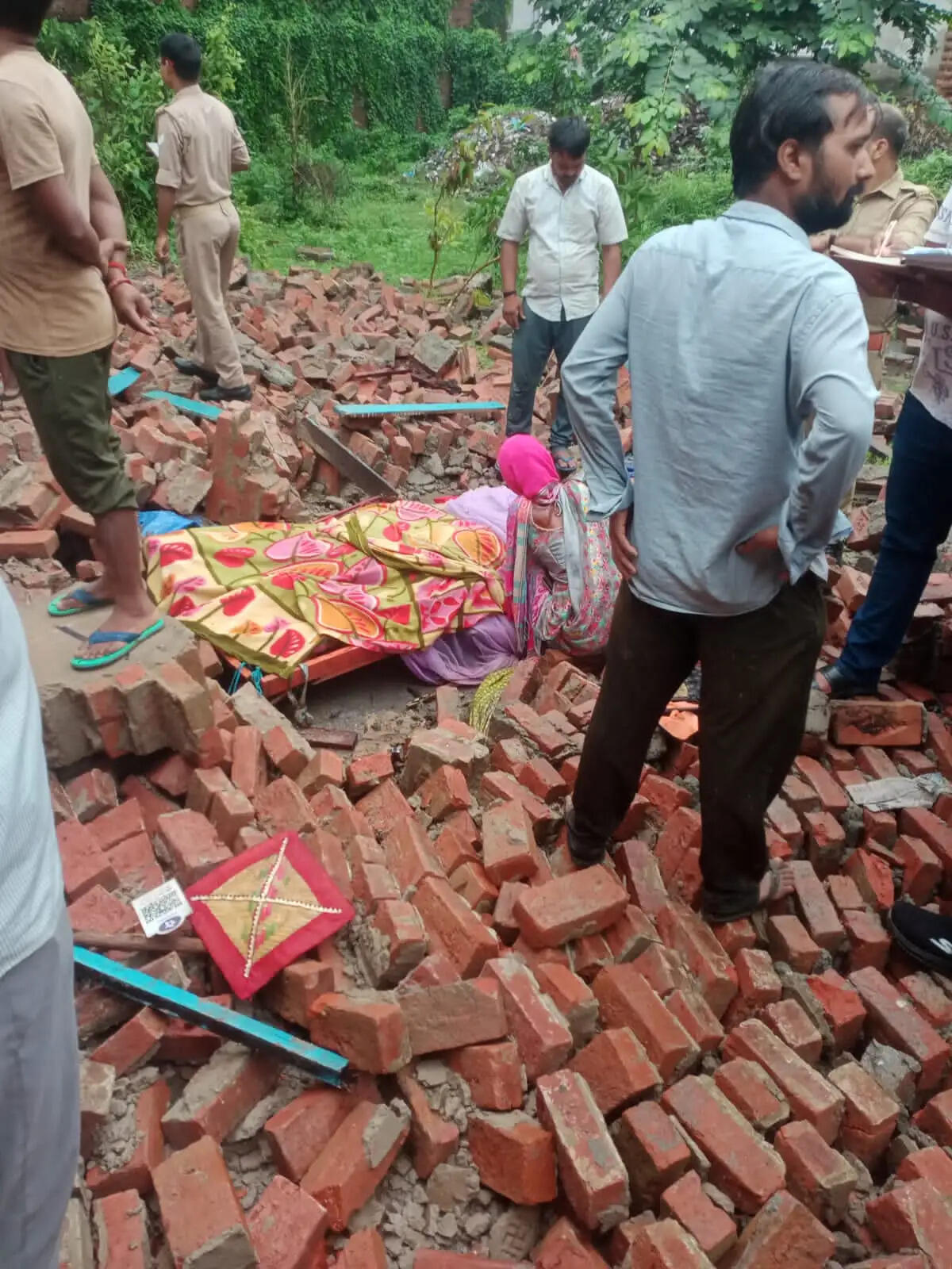 वाराणसी में भारी बारिश : चांदपुर इंडस्ट्रियल क्षेत्र में मकान की दीवार गिरी,मलबे में दबकर पति—पत्नी की मौत