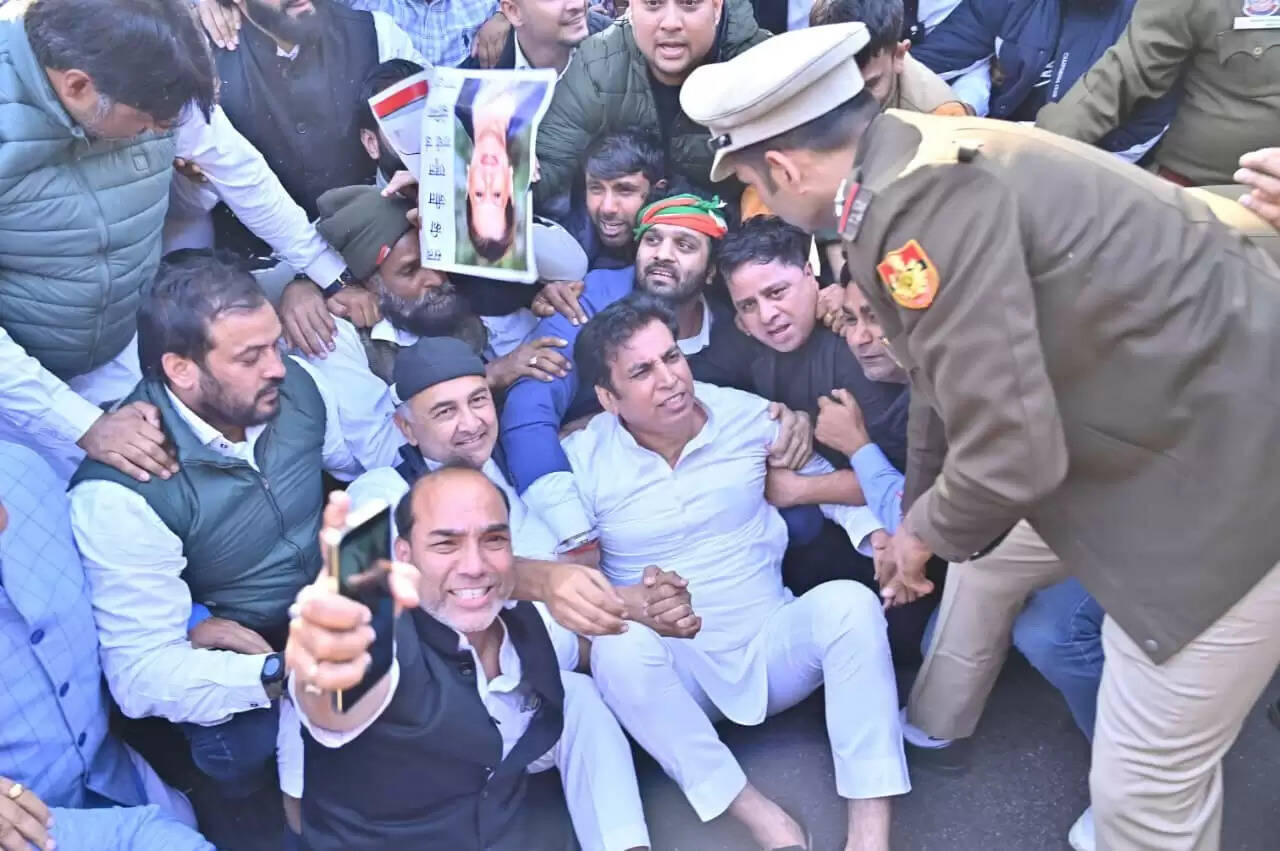 कांग्रेस का भाजपा मुख्यालय पर प्रदर्शन, दिल्ली कांग्रेस अध्यक्ष समेत पार्टी कार्यकर्ताओं को लिया गया हिरासत में