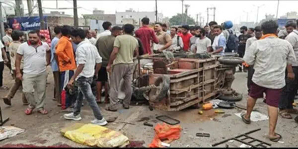 ई-रिक्शा और ऑटो की टक्कर में दो की मौत, एक घायल