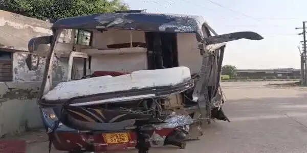 हाई मास्ट लाइट से टकराकर पलटी स्लीपर बस, 13 यात्री घायल; पांच गंभीर रेफर