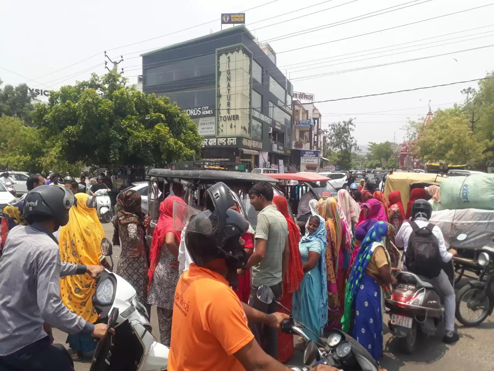 कड़ी धूप में पानी के लिए अलवर में महिलाओं ने लगाया जाम, आश्वासन के बाद खोला रास्ता