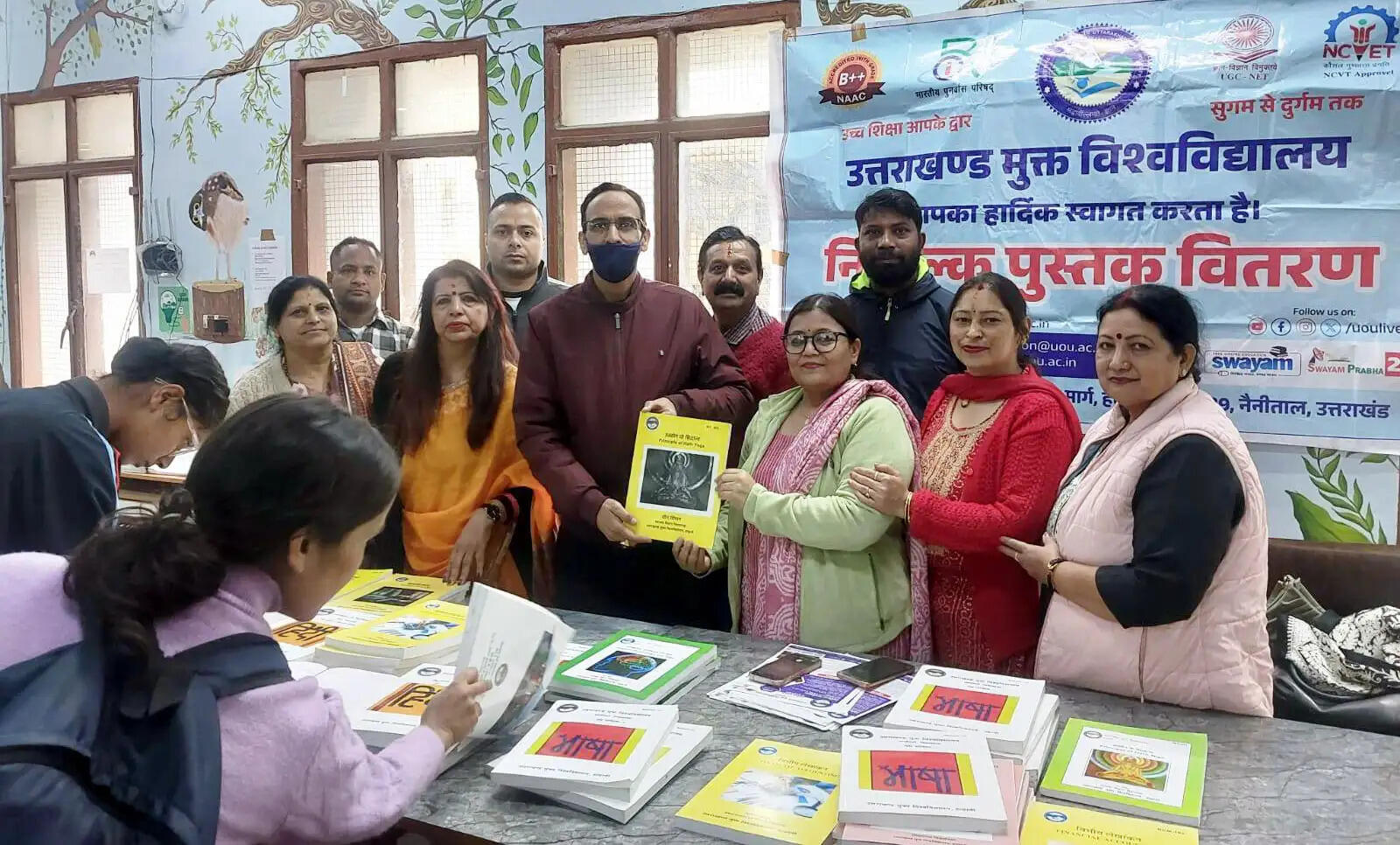 जीबी पंत पुस्तकालय में निःशुल्क पुस्तक वितरण, विद्यार्थियों को मिली अध्ययन सामग्री