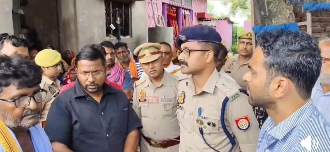 यूक्रेन हमले में मृत नाविक अभिषेक निषाद के परिजनों से मिले जिलाधिकारी-एसपी, हरसंभव सहायता का दिया भरोसा