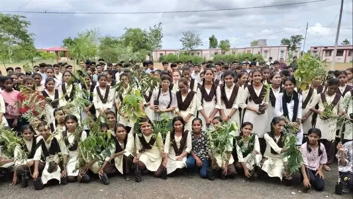 खरगोनः एक पौधा मां के नाम अभियान के तहत विद्यार्थियों एवं शिक्षकों ने पौधरोपण किया