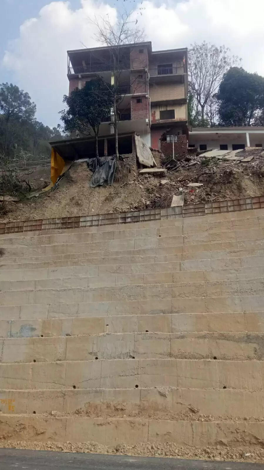 फोरलेन की कटिंग से चार मंजिला मकान को खतरा